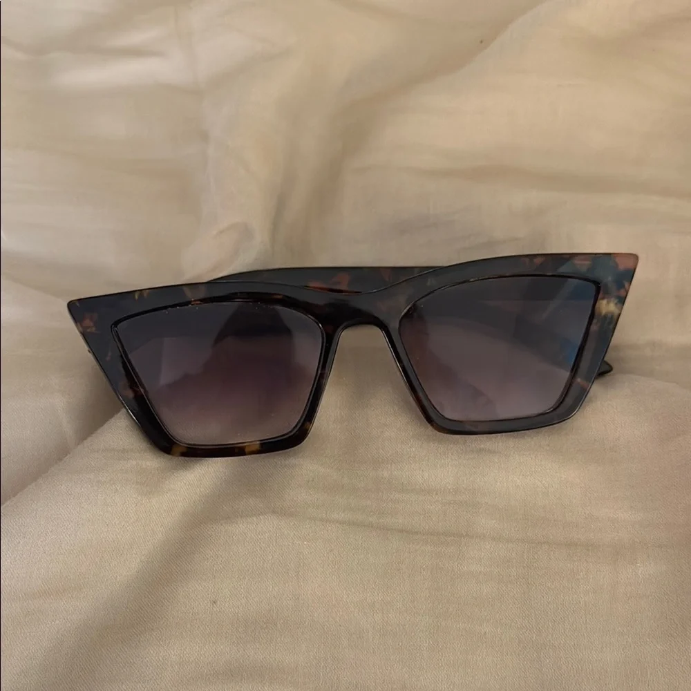 Tortoiseshell Cat-Eye Sunglasses - Stylish UV Shades